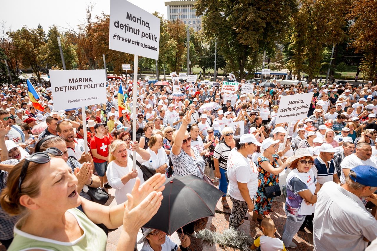 FOTO // „Noi suntem poporul!” - Protestatarii Partidului „ȘOR” au cerut demisia Maiei Sandu și eliberarea Marinei Tauber