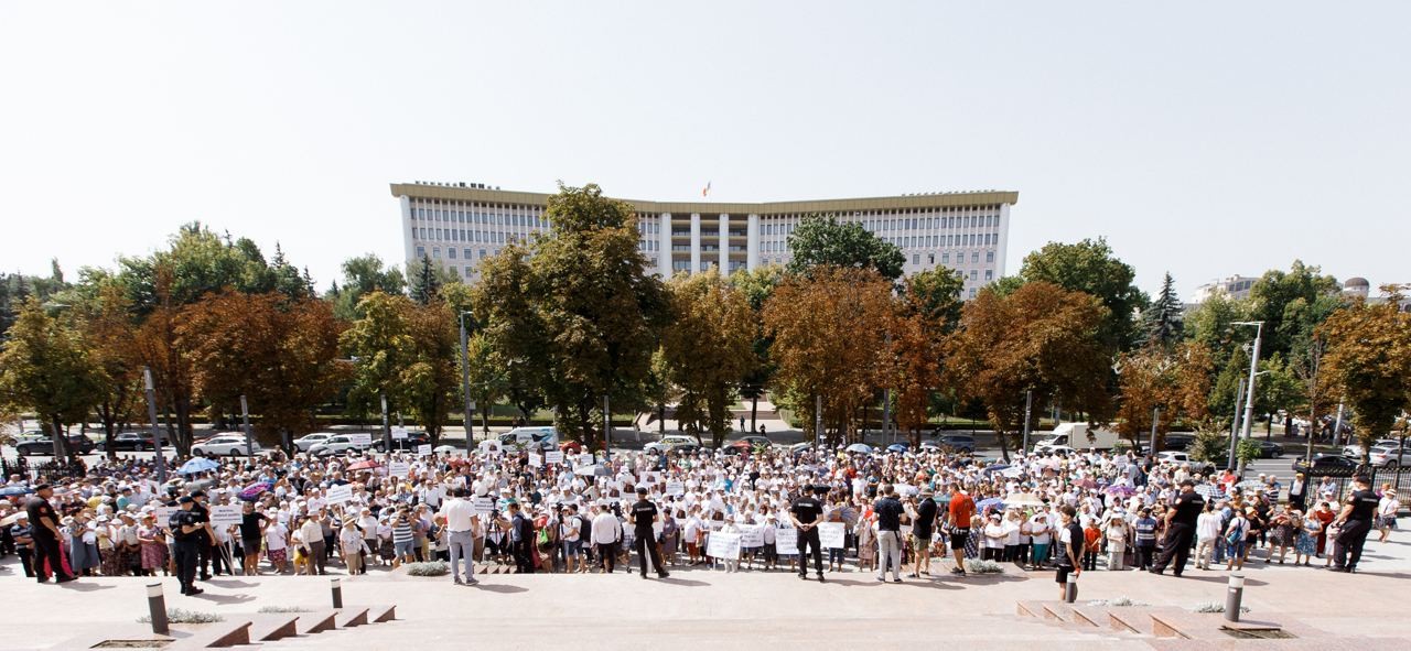 FOTO // „Noi suntem poporul!” - Protestatarii Partidului „ȘOR” au cerut demisia Maiei Sandu și eliberarea Marinei Tauber