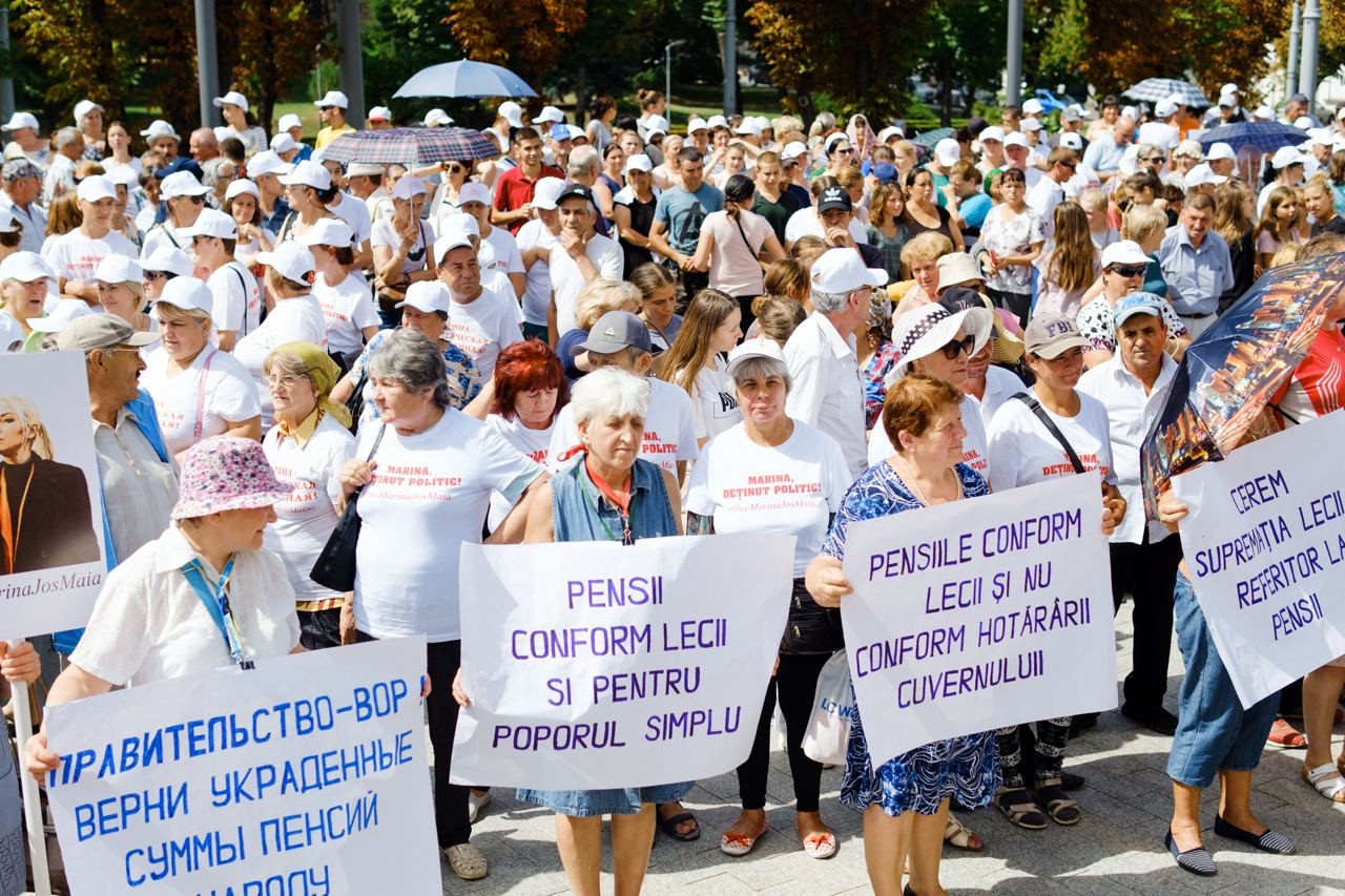 FOTO // „Noi suntem poporul!” - Protestatarii Partidului „ȘOR” au cerut demisia Maiei Sandu și eliberarea Marinei Tauber