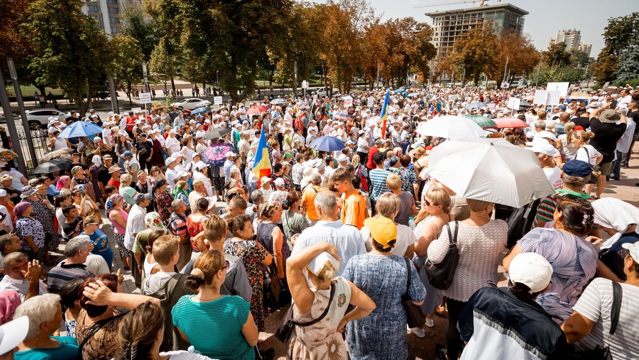 FOTO // „Noi suntem poporul!” - Protestatarii Partidului „ȘOR” au cerut demisia Maiei Sandu și eliberarea Marinei Tauber
