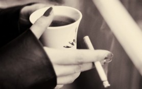 Cum afectează creierul cafeaua de dimineață cu o țigară
