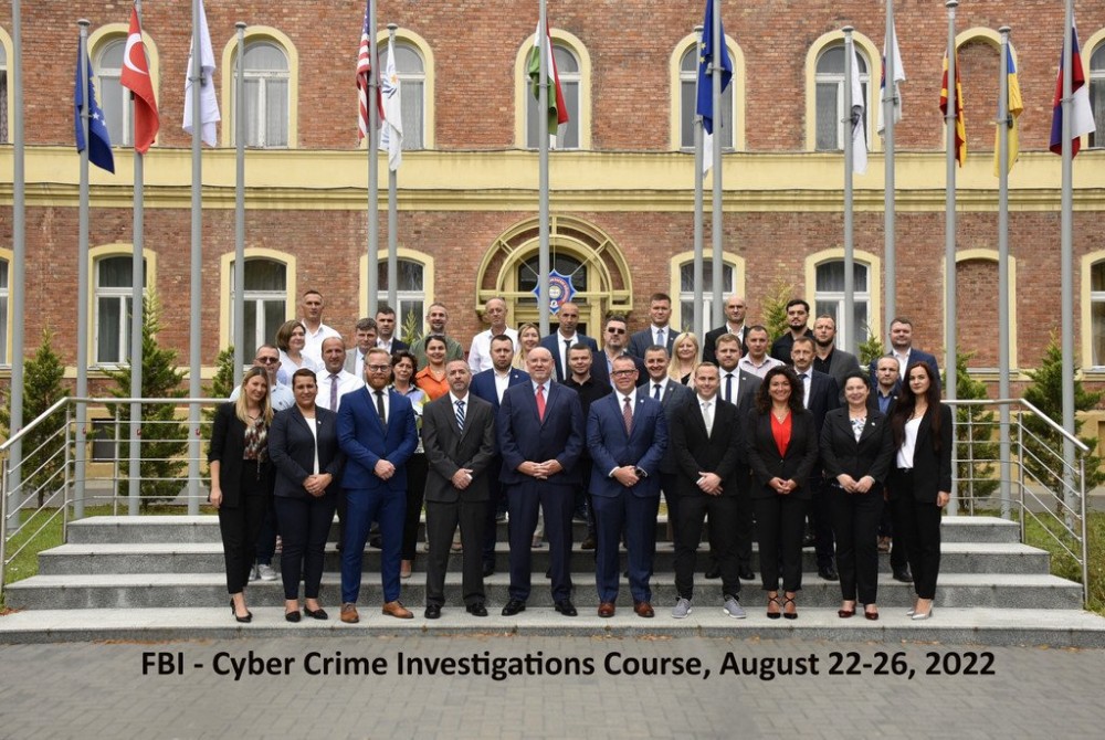Opt polițiști moldoveni, instruiți la Budapesta de experții FBI, în investigare a criminalității cibernetice