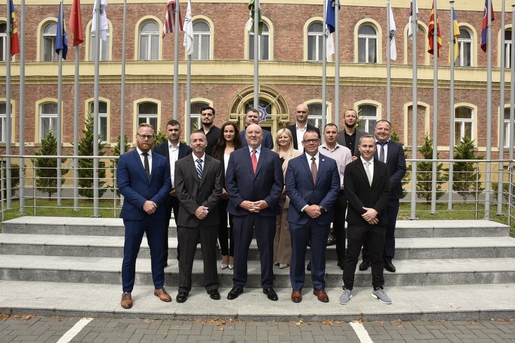 Opt polițiști moldoveni, instruiți la Budapesta de experții FBI, în investigare a criminalității cibernetice