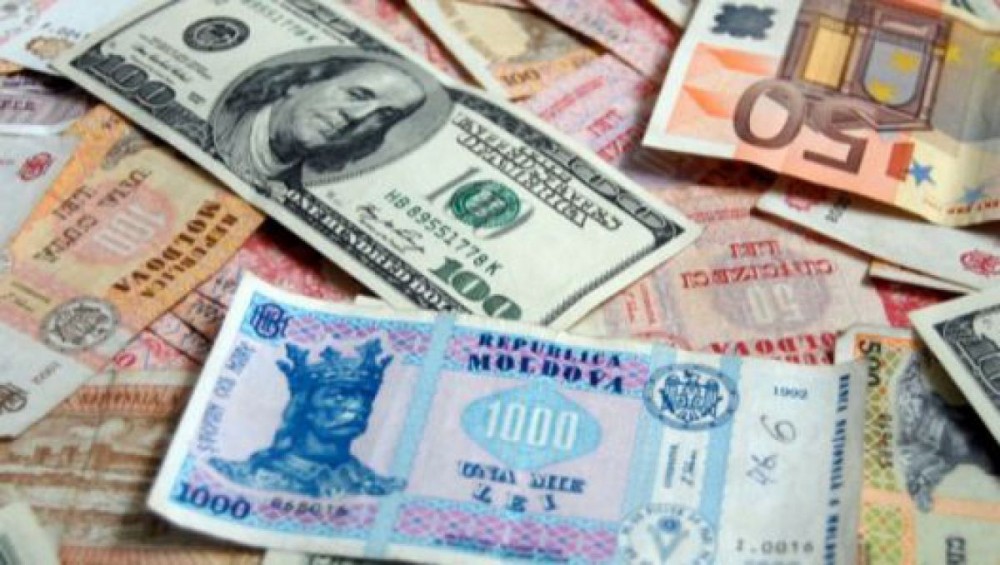 CURS VALUTAR // Leul moldovenesc se depreciază considerabil în raport cu EURO. Cât va costa un dolar