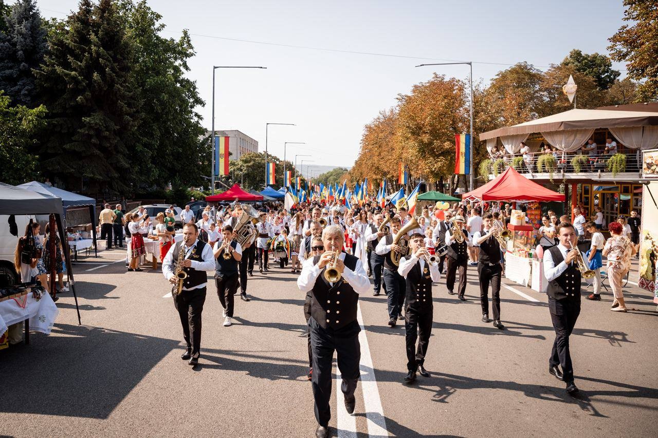 FOTO&VIDEO // Muzică și voie bună, la Orhei. Ziua Independenței sărbătorită cu fast la care este invitată toată lumea să spună: „Moldova, te iubesc!”