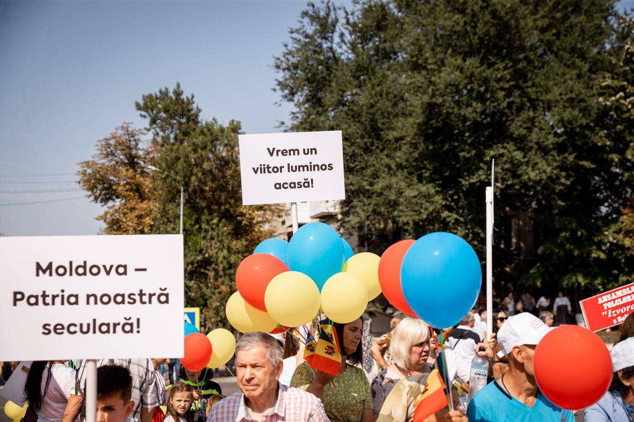 FOTO&VIDEO // Muzică și voie bună, la Orhei. Ziua Independenței sărbătorită cu fast la care este invitată toată lumea să spună: „Moldova, te iubesc!”