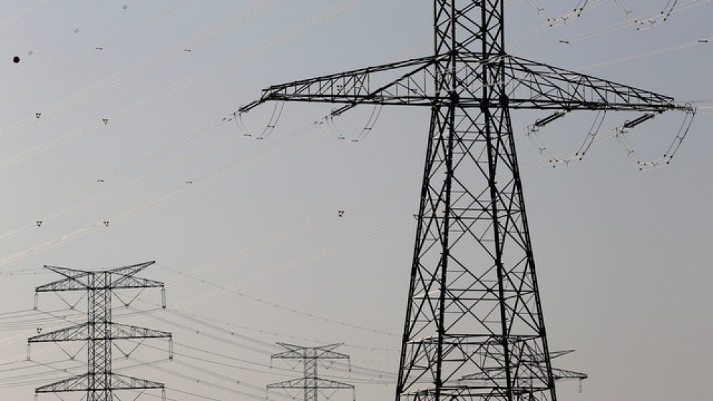 „Frate-frate dar energia e cu bani”: România a dublat taxa de transport a energiei din și către R. Moldova