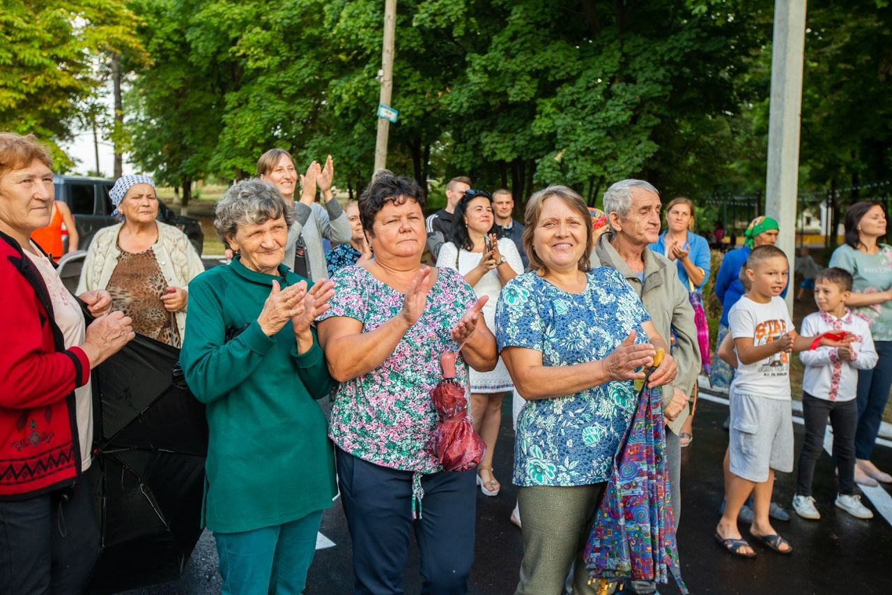 FOTO // Echipa Partidului „ȘOR” continuă să renoveze drumurile din satele din raionul Orhei