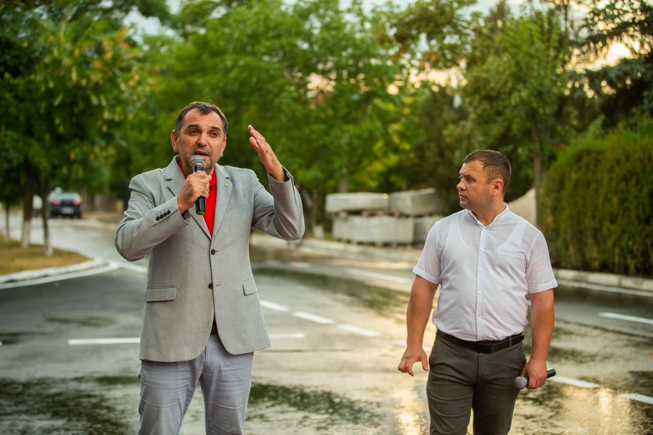 FOTO // Echipa Partidului „ȘOR” continuă să renoveze drumurile din satele din raionul Orhei