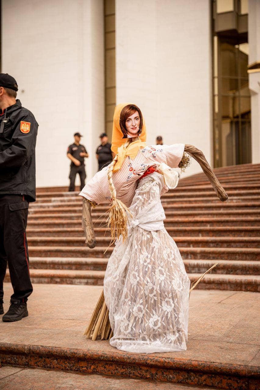 FOTO // „Surpriză” pentru Maia Sandu. Cât a fost la Comrat, protestatarii au lăsat o MOMÂIE cu chipul ei pe scările președinției