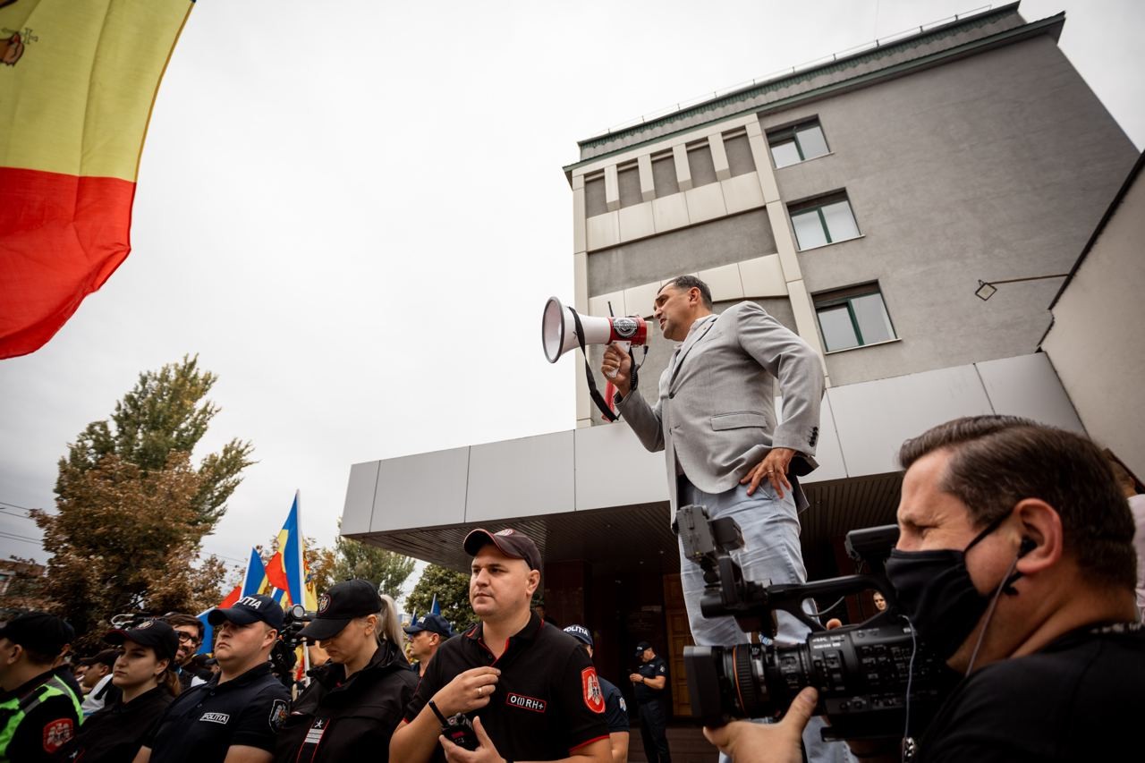 Protestul Partidului „ȘOR” s-a mutat de la Președinție, la CNA! Oamenii cer eliberarea reprezentanților formațiunii, reținuți în această dimineață