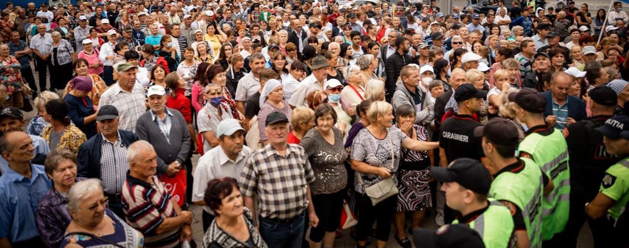 Protestul Partidului „ȘOR” s-a mutat de la Președinție, la CNA! Oamenii cer eliberarea reprezentanților formațiunii, reținuți în această dimineață
