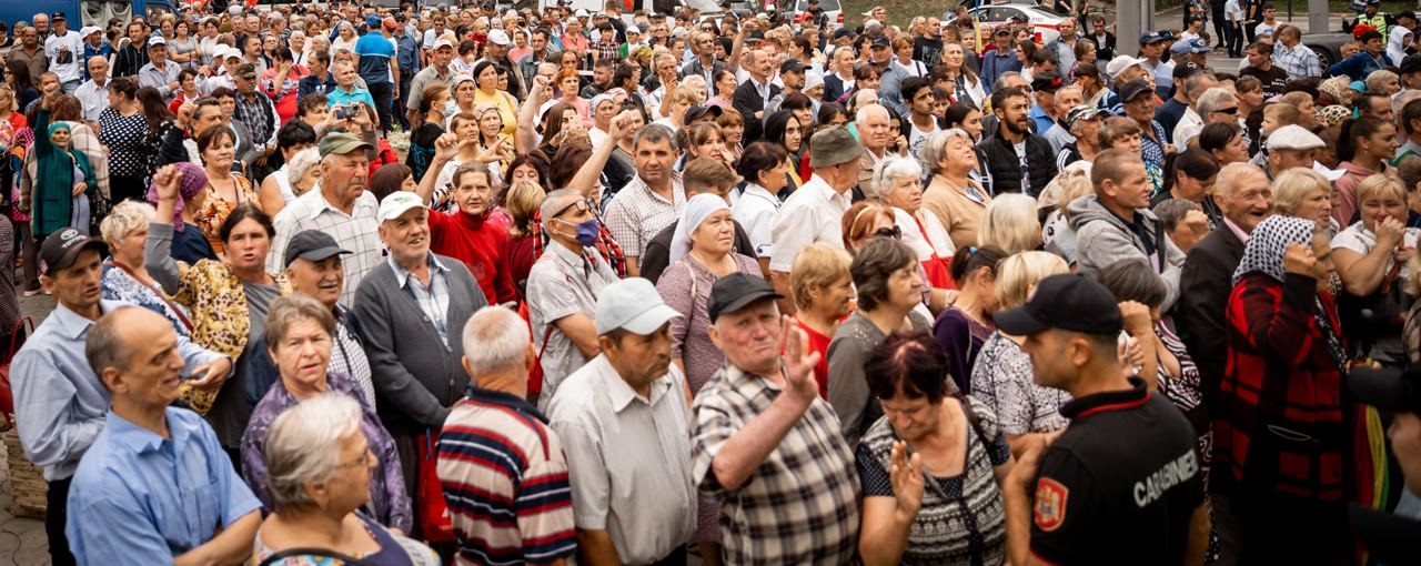 Protestul Partidului „ȘOR” s-a mutat de la Președinție, la CNA! Oamenii cer eliberarea reprezentanților formațiunii, reținuți în această dimineață