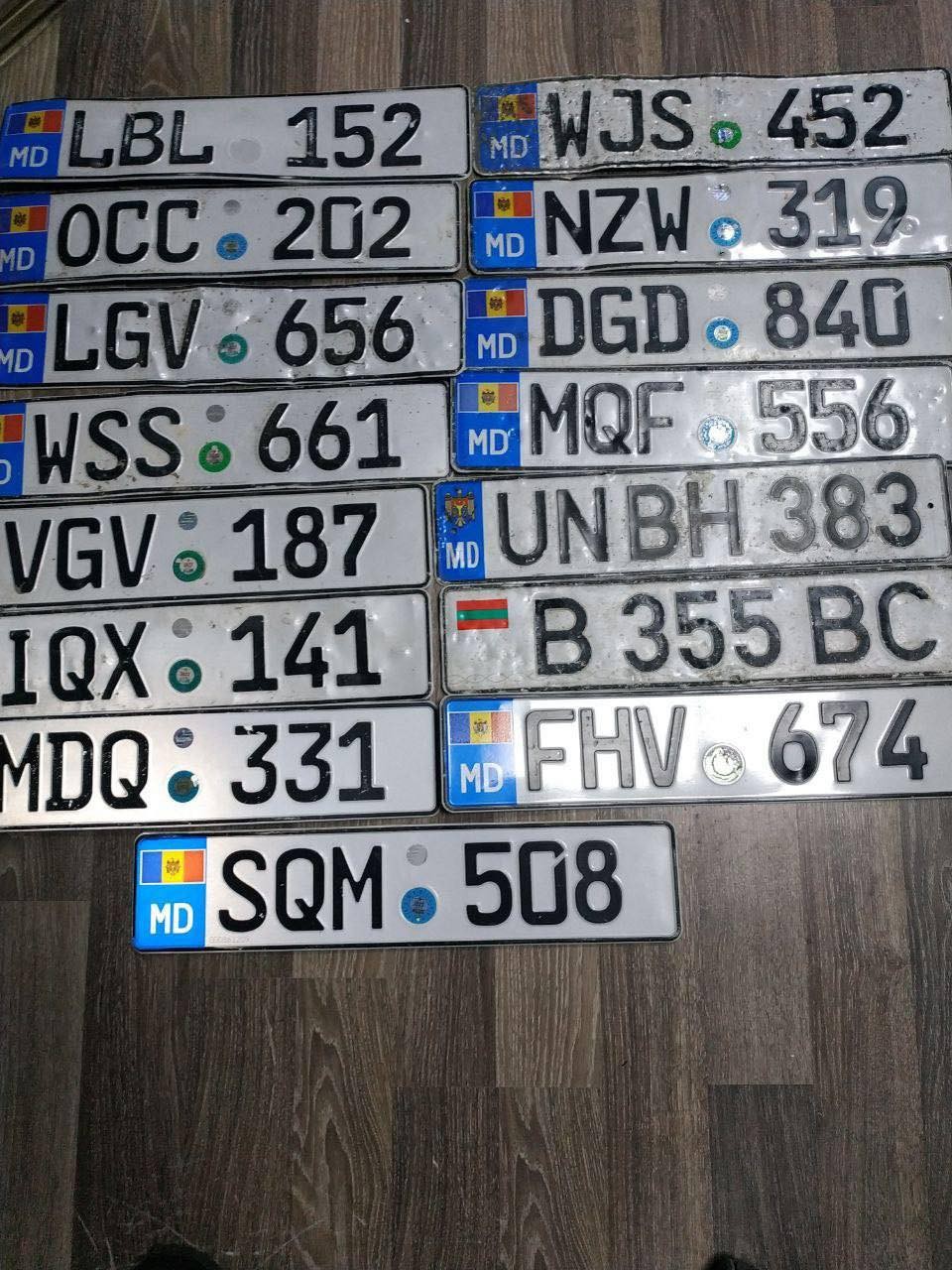 Atenție, șoferi! Au fost găsite mai multe plăcuțe de înmatriculare, pierdute în timpul ploii din zilele trecute