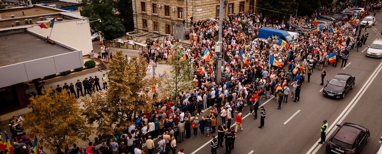 Protestul Partidului „ȘOR” s-a mutat de la Președinție, la CNA! Oamenii cer eliberarea reprezentanților formațiunii, reținuți în această dimineață