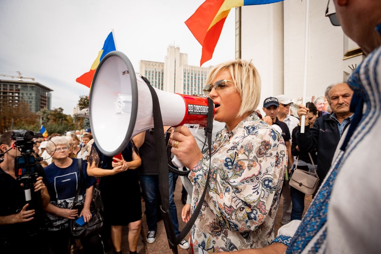 PAS a ars vremurile bune! Protestatarii din fața Președinției au dat foc facturilor, în semn de protest față de prețurile exorbitante