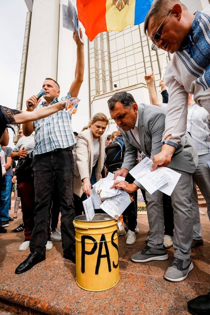PAS a ars vremurile bune! Protestatarii din fața Președinției au dat foc facturilor, în semn de protest față de prețurile exorbitante