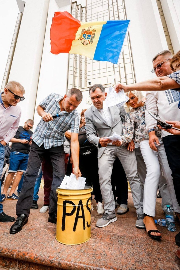 PAS a ars vremurile bune! Protestatarii din fața Președinției au dat foc facturilor, în semn de protest față de prețurile exorbitante