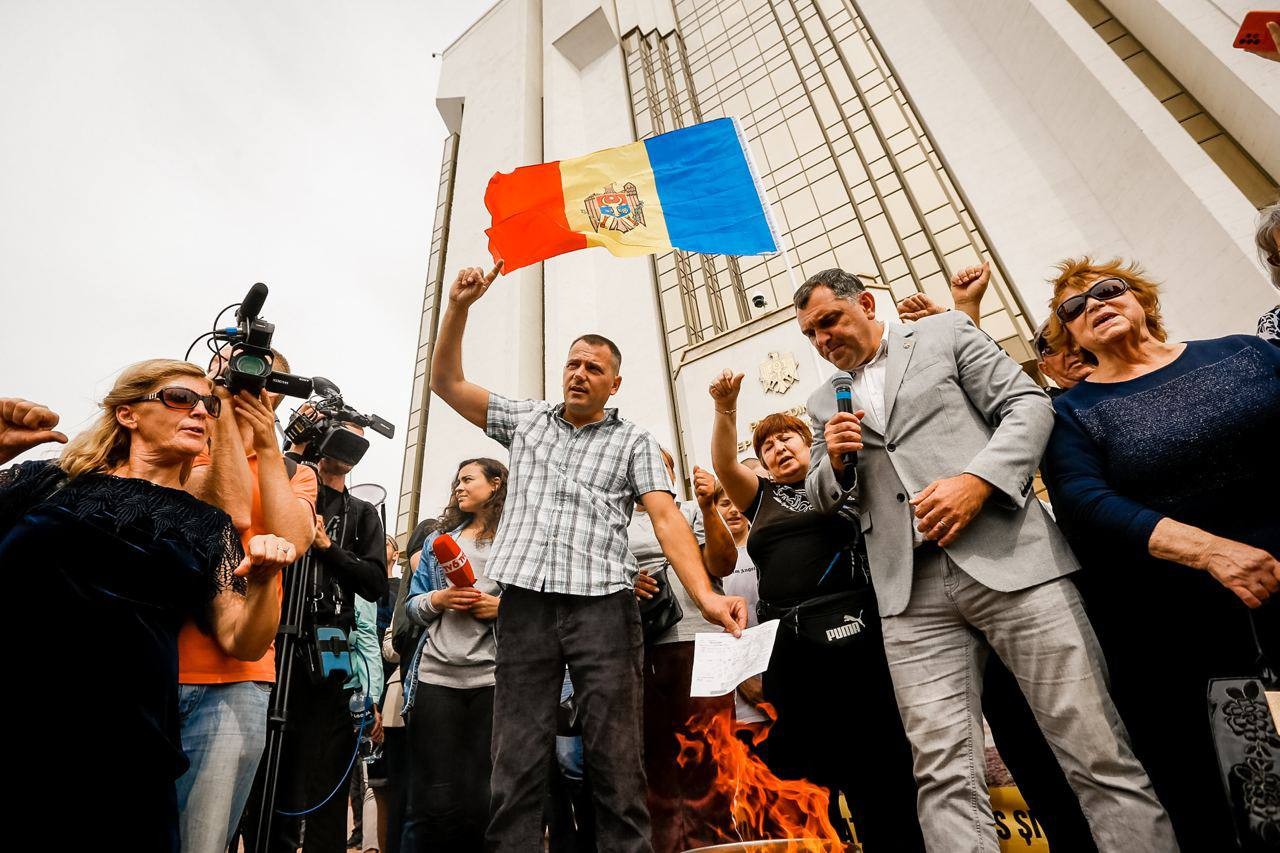 PAS a ars vremurile bune! Protestatarii din fața Președinției au dat foc facturilor, în semn de protest față de prețurile exorbitante