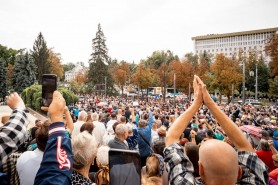 PAS a ars vremurile bune! Protestatarii din fața Președinției au dat foc facturilor, în semn de protest față de prețurile exorbitante