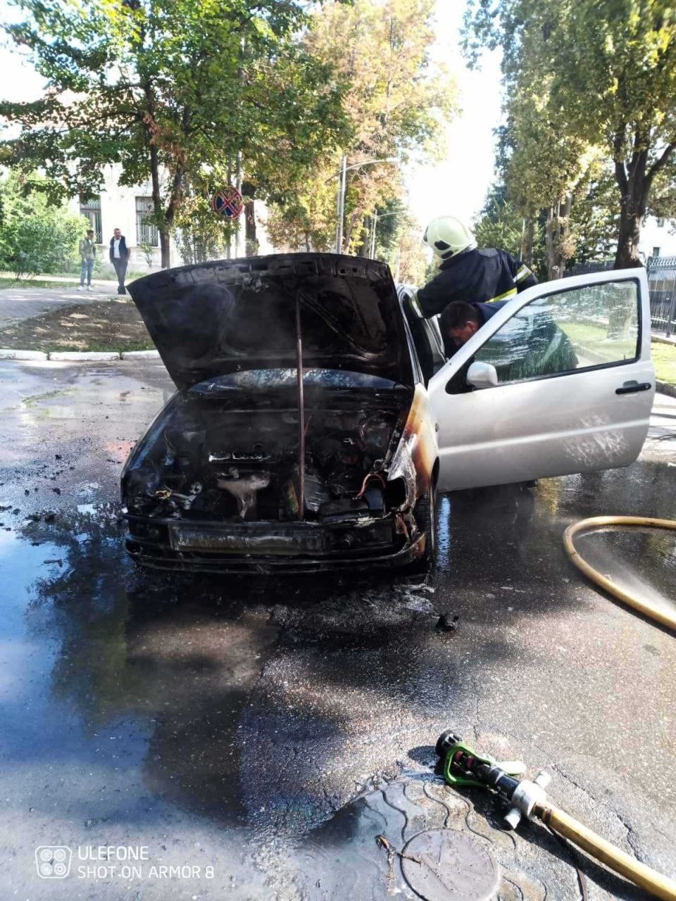 VIDEO // Incendiu lângă Parlamentul Republicii Moldova. Un automobil a izbucnit în flăcări pe o stradă din spatele edificiului de stat