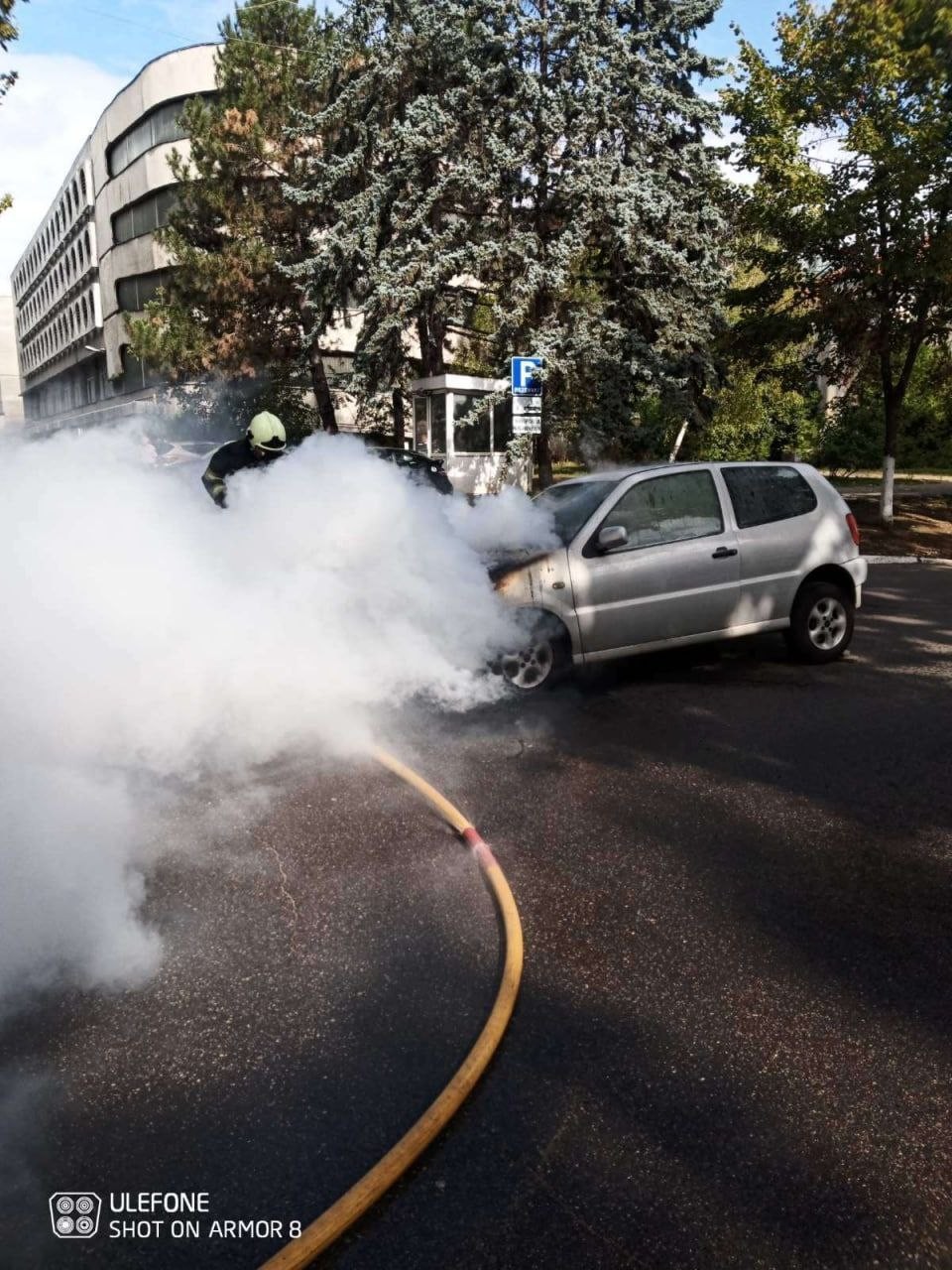 VIDEO // Incendiu lângă Parlamentul Republicii Moldova. Un automobil a izbucnit în flăcări pe o stradă din spatele edificiului de stat