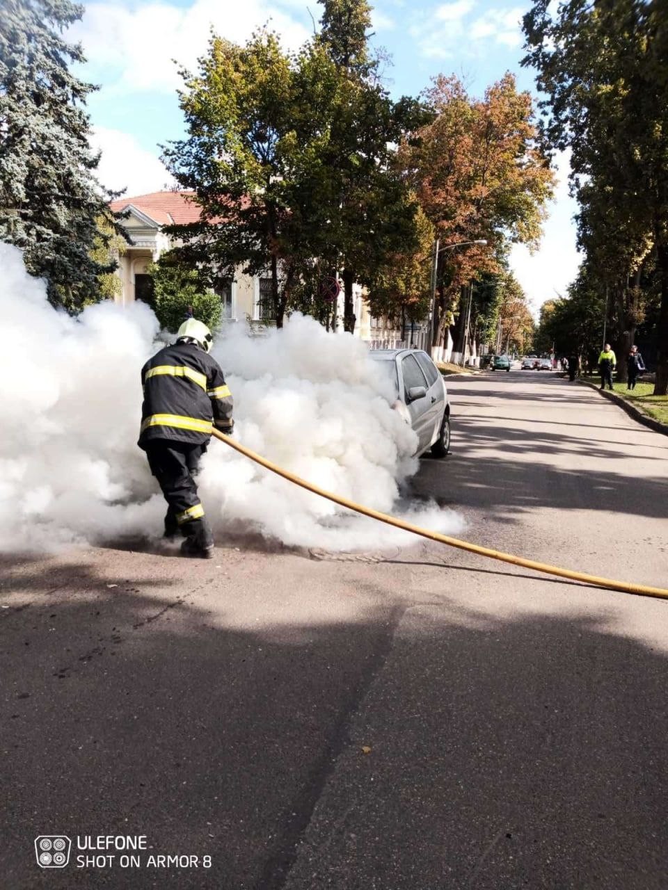 VIDEO // Incendiu lângă Parlamentul Republicii Moldova. Un automobil a izbucnit în flăcări pe o stradă din spatele edificiului de stat