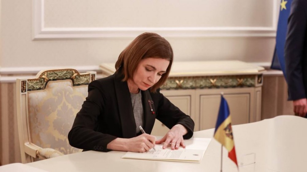 Maia Sandu a PROMULGAT legea: Copiii mai mici de 2 ani, vor primi o alocație de 1000 de lei lunar