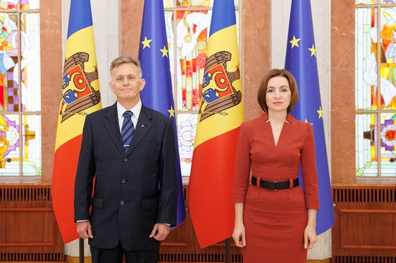 FOTO // Maia Sandu a recepționat scrisorile de acreditare a șapte noi ambasadori veniți la noi în țară