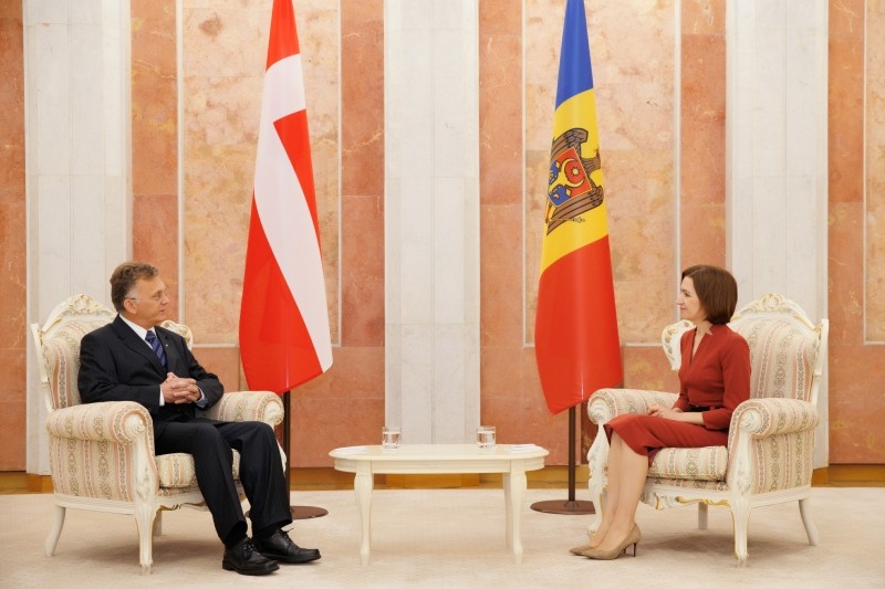 FOTO // Maia Sandu a recepționat scrisorile de acreditare a șapte noi ambasadori veniți la noi în țară