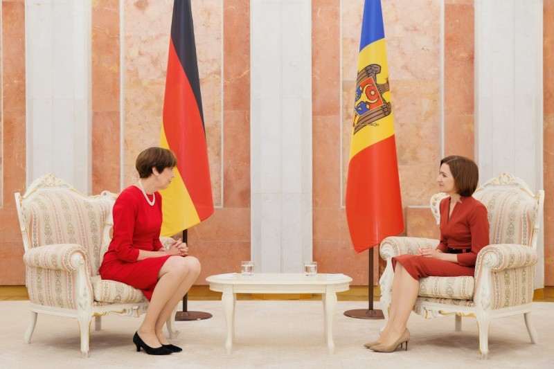 FOTO // Maia Sandu a recepționat scrisorile de acreditare a șapte noi ambasadori veniți la noi în țară