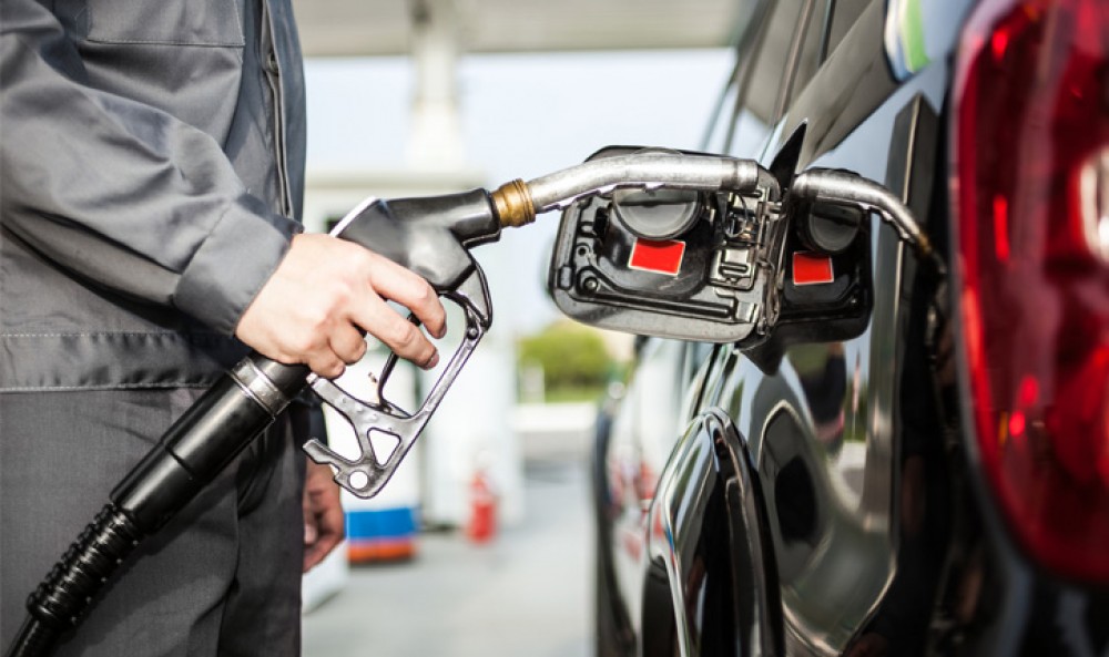 Mai ieftin! ANRE a afișat noile prețuri la benzină și motorină pentru mâine, 15 septembrie