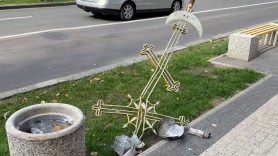 FOTO // La un PAS de o tragedie în Capitală: Crucea de pe Biserica „Sfânta Teodora de la Sihla” a căzut jos la câțiva centimetri de o femeie