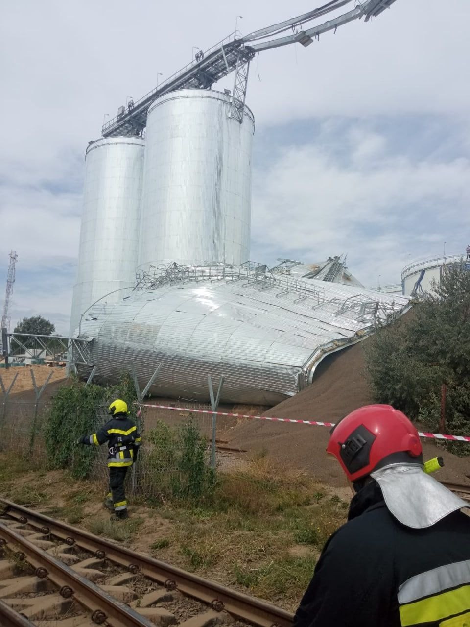 ULTIMA ORĂ // Incident la Giurgiulești. Imagini dramatice după ce s-au PRĂBUȘIT două elevatore din port
