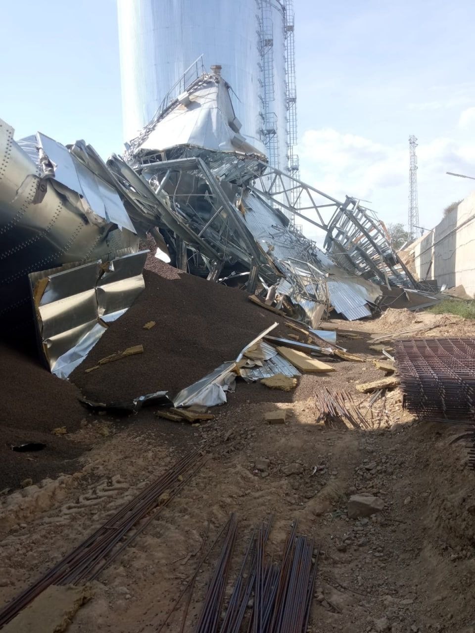 ULTIMA ORĂ // Incident la Giurgiulești. Imagini dramatice după ce s-au PRĂBUȘIT două elevatore din port