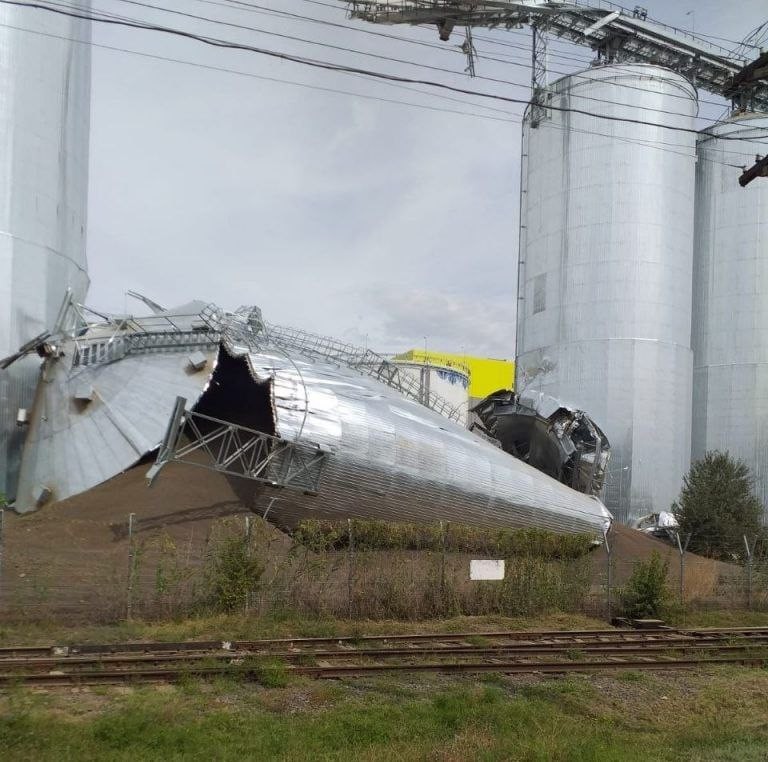 ULTIMA ORĂ // Incident la Giurgiulești. Imagini dramatice după ce s-au PRĂBUȘIT două elevatore din port