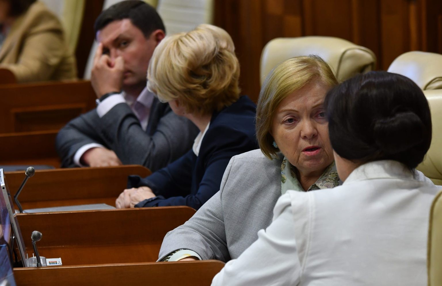 FOTO // Cine-i deputatul din Parlamentul R. Moldova care i-ar fi arătat un gest obscen unei jurnaliste