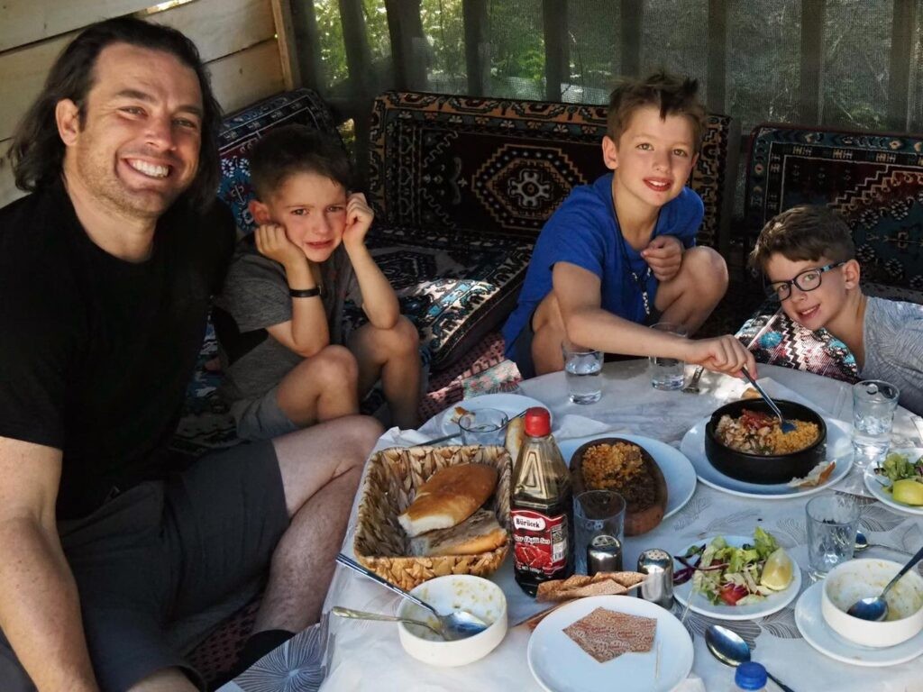 EMOȚIONANT // Doi soți au plecat într-un tur în jurul lumii înainte ca 3 dintre copiii lor să își piardă vederea