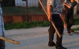 Bărbat împuşcat de poliţişti după ce i-a atacat cu o sapă. Ei fuseseră chemaţi de soţia acestuia
