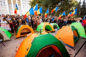 „Orășelului Schimbării” - Manifestanții au instalat corturi în fața Parlamentului: „Vom sta aici până vom obține demisia guvernării PAS”