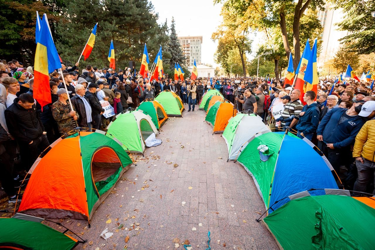 „Orășelului Schimbării” - Manifestanții au instalat corturi în fața Parlamentului: „Vom sta aici până vom obține demisia guvernării PAS”