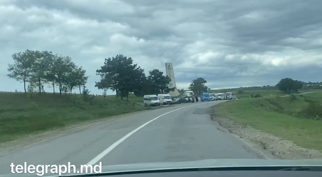 FOTO // Chișinăul, împânzit de polițiști. Mijloacele de transport sunt oprite și verificate