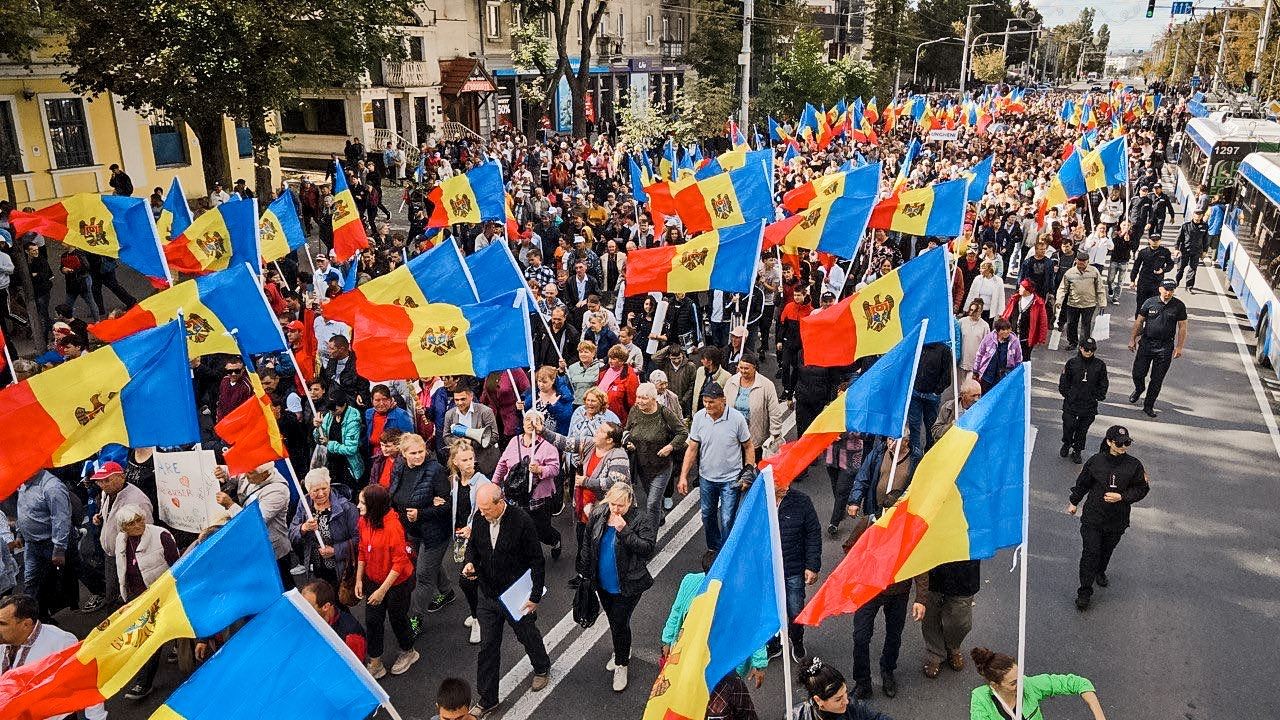 FOTO & VIDEO // Protest de AMPLOARE la Chișinău. Coloane de mii de oameni au ajuns în fața Președinției