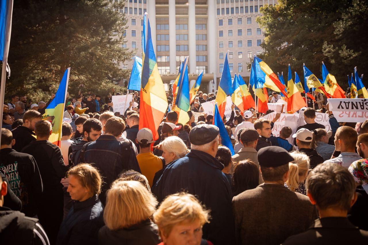 Proteste non-stop în fața Președinției: Vom protesta pașnic până când guvernarea își va da demisia