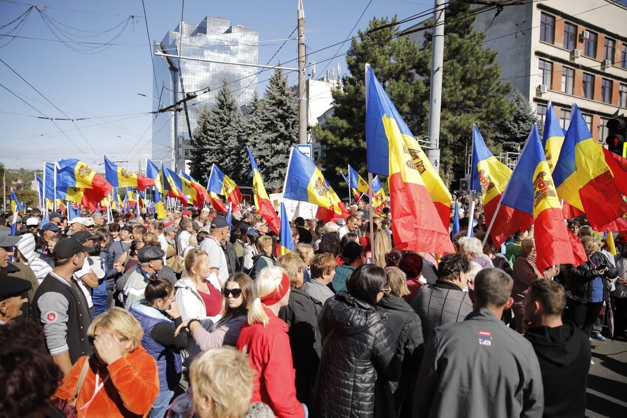 FOTO & VIDEO // Protest de AMPLOARE la Chișinău. Coloane de mii de oameni au ajuns în fața Președinției