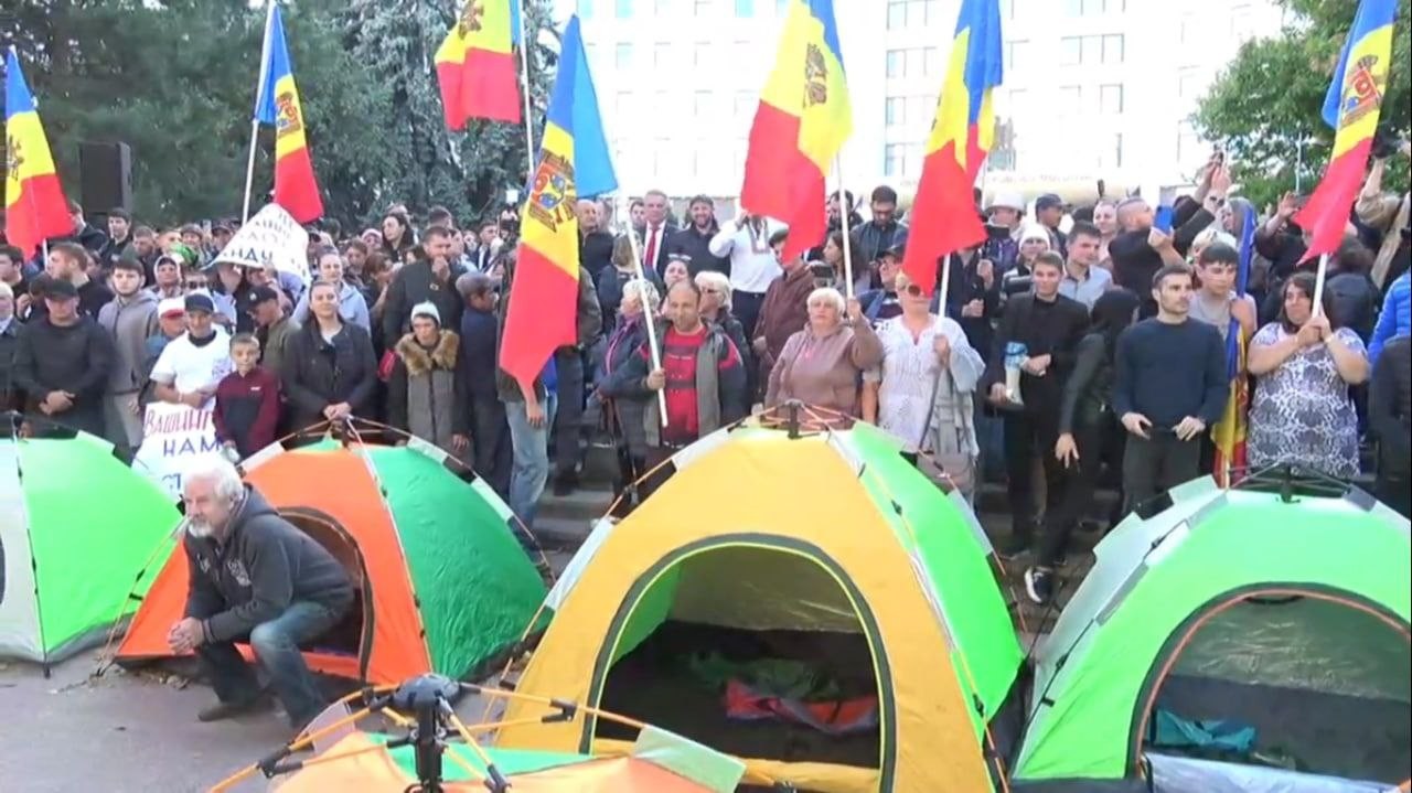 Proteste non-stop în fața Președinției: Vom protesta pașnic până când guvernarea își va da demisia