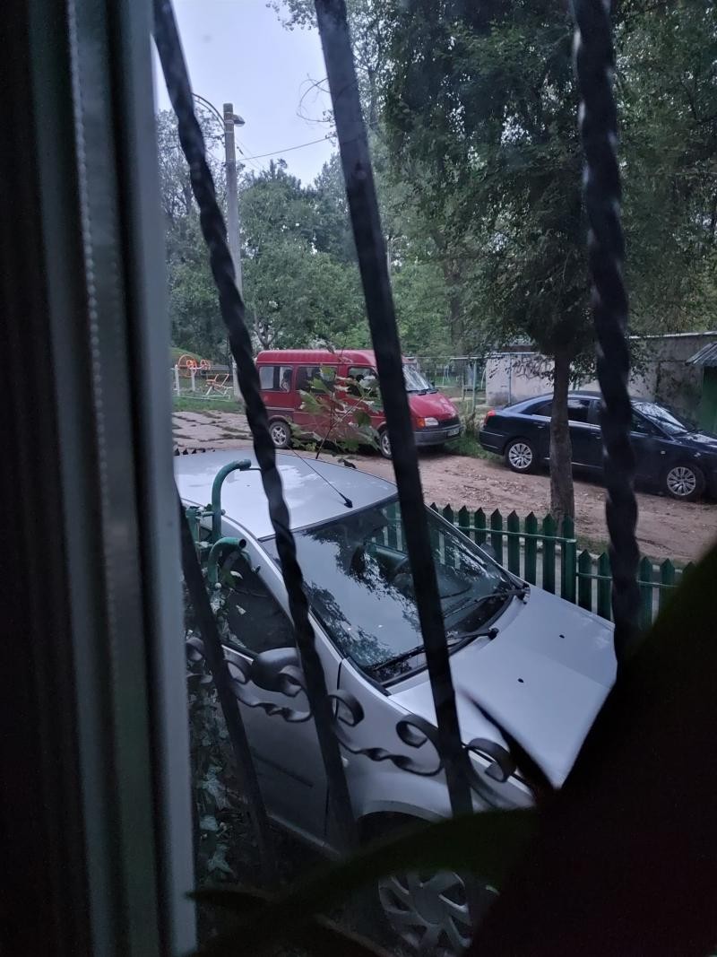 FOTO // Un șofer la un pas să ajungă cu mașina în casă la Gheorghe Urschi. S-a tamponat în peretele blocului în care trăiește maestrul