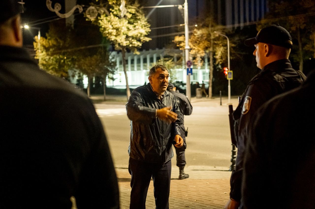 Poliția încalcă dreptul la protest? Mai multor pesoane le-a fost îngrădit accesul la „Orășelul Schimbării” pentru a-și instala corturile