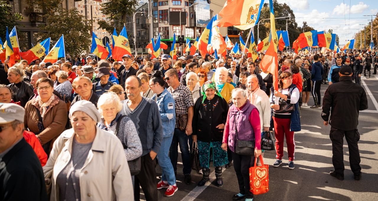 FOTO & VIDEO // Protest de AMPLOARE la Chișinău. Coloane de mii de oameni au ajuns în fața Președinției