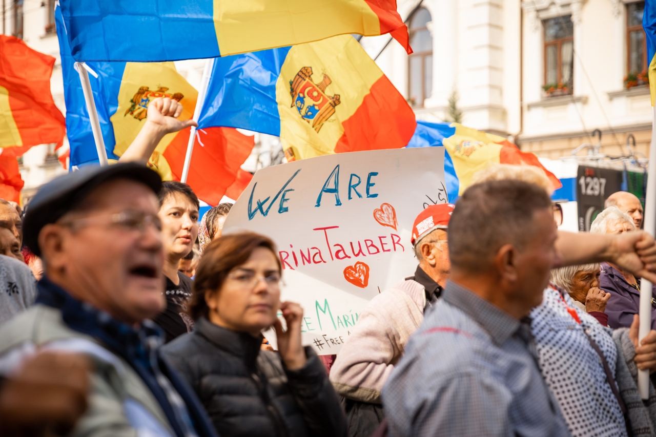 FOTO & VIDEO // Protest de AMPLOARE la Chișinău. Coloane de mii de oameni au ajuns în fața Președinției